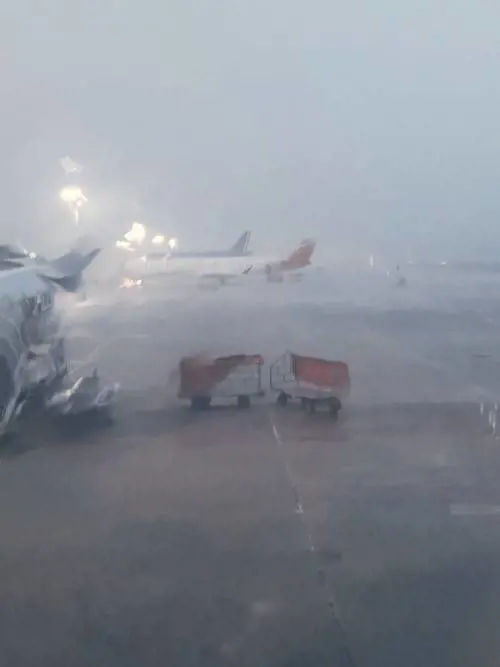 Dopo il grande caldo dei giorni scorsi il maltempo è arrivato puntuale in Lombardia con forti piogge, accompagnate da raffiche di vento a Milano e in regione
