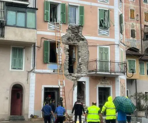 "Siamo qui": esplosione sventra palazzina a Imperia, persone estratte vive dalle macerie