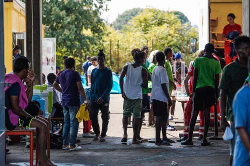 Migranti, Lombardia satura e centri al collasso: prima Regione per accoglienze