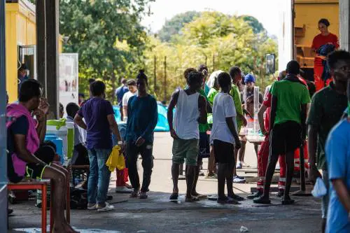 Migranti, Lombardia satura e centri al collasso: prima Regione per accoglienze