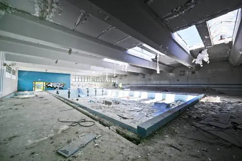 La piscina dismessa a Caivano dove sarebbero avvenuti gli stupri