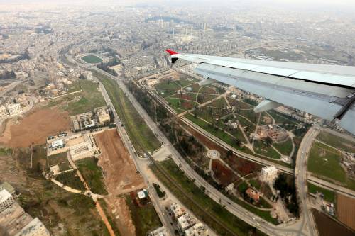 Nuovo raid ad Aleppo: bombardato l'aeroporto