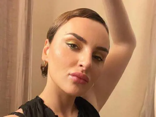 "Valuto proposte di matrimonio...". Lo strano post social di Arisa scatena il web