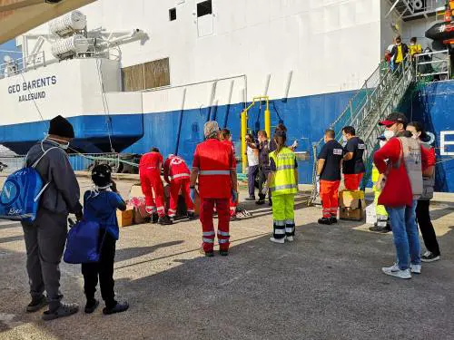Brindisi, sbarco di oltre cento migranti. "Di fronte a fenomeno epocale"