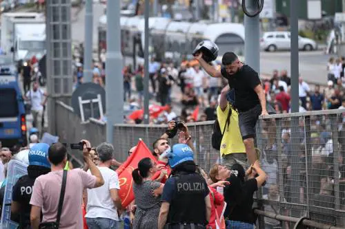 Scontri a Napoli durante la manifestazione a difesa del Reddito di cittadinanza