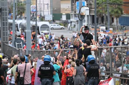 Disordini a Napoli: "Ridateci il reddito". E l'opposizione soffia sul fuoco