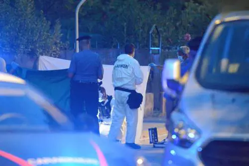 Ucciso da una fiocina: il killer ha estratto la fiocina dal petto ed è andato al mare