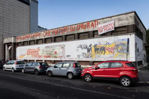"Vogliono fare un ghetto". Al via lo sgombero a Milano per costruire una moschea