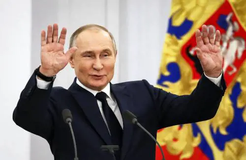 Il delirio di Putin su Zelensky. "Un ebreo che copre i nazisti"