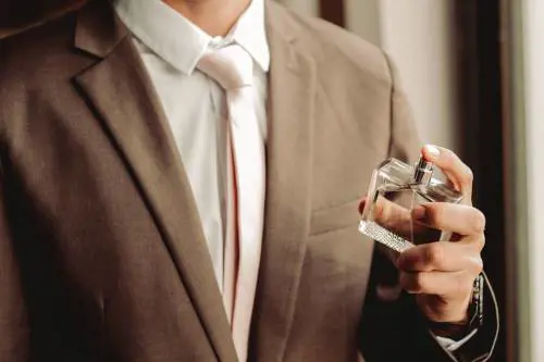 I 7 profumi iconici per l'uomo (che amano anche le donne)