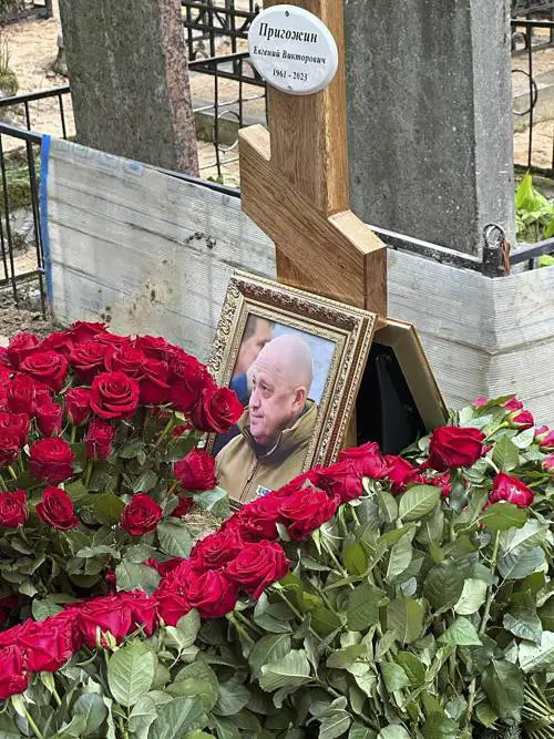 Niente folla né bandiere: i funerali muti di Prigozhin (e Putin non si presenta)