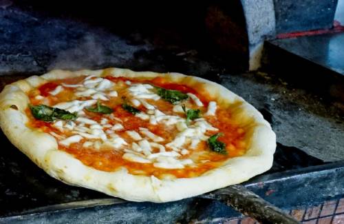 Pollo, yogurt, ananas: ecco le "pizze degli orrori" esposte a Napoli