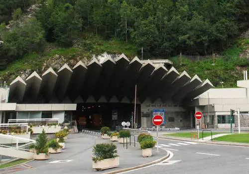 Caos trasporti: dopo la frana al Frejus i lavori sul Traforo del Monte Bianco, cosa accadrà