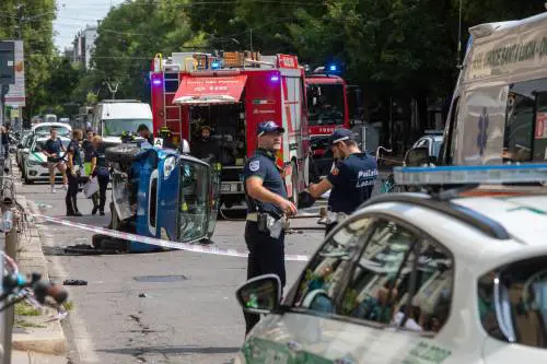 Auto si ribalta e ferisce gravemente una ciclista: ancora sangue per le strade di Milano