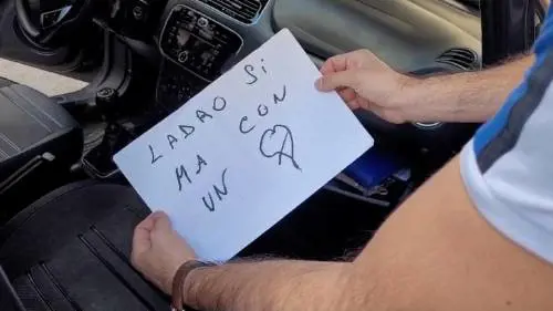 Ruba l'auto ai novelli sposi, poi si pente: "Ladro sì, ma con un cuore"