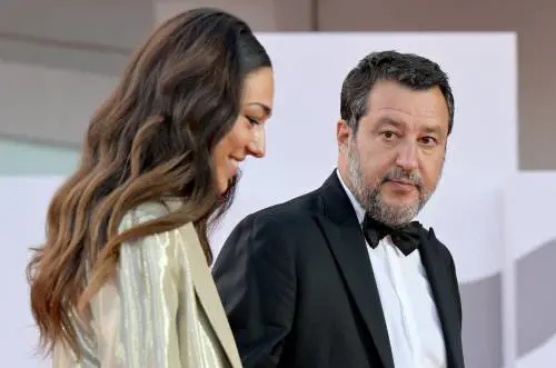 Salvini smonta le polemiche con la premier. E va sul red carpet con la compagna Francesca