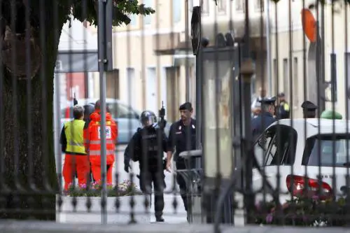 L'ex militare terrorizza il suo paese: si asserraglia nella casa piena di armi