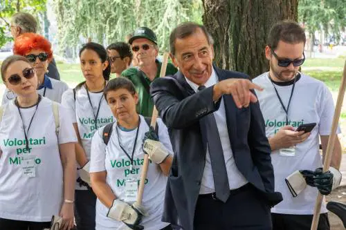 Sala ci ripensa: "I migranti? Troppi, vanno ridistribuiti"