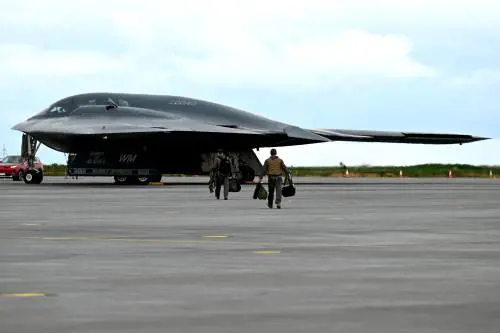Super bomba e bombardieri B-2: così gli Usa possono distruggere i bunker nucleari di Teheran