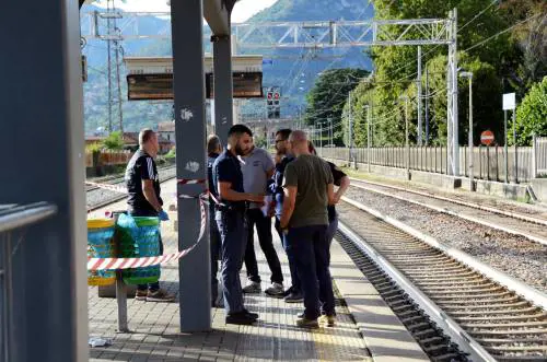 Lecco, 23enne accoltellato mentre aspettava il treno. Fermato l'assassino