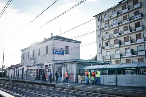 "Abbiamo sentito un boato". Le ipotesi sull'incidente del treno e quella certificazione scaduta