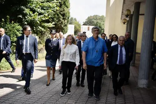 Giorgia Meloni e don Patriciello a Caivano