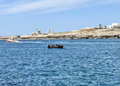 Allarme barchini, business da 30 milioni. Al Viminale il vertice con 007 e Marina