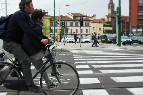 Cade e si rompe un braccio. Il Comune lo multa: quanto dovrà pagare