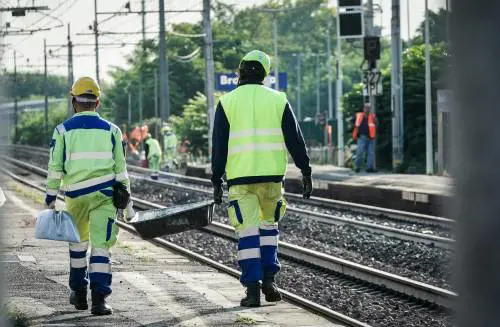 Il treno sfreccia in stazione. È strage di operai sui binari. "Non si può morire così"
