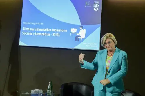 "Oltre 10mila domande in 24 ore". Parte bene la piattaforma che sostituisce il reddito grillino 