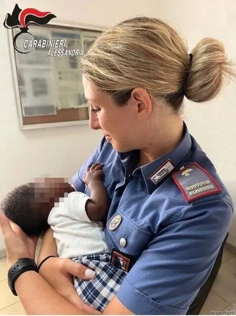 Gli scafisti le affidano una neonata, ma lei la sequestra: arrestata una migrante guineana