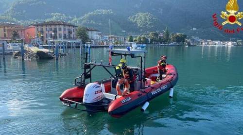 Turista di 20 anni cade da una barca nel lago d'Iseo