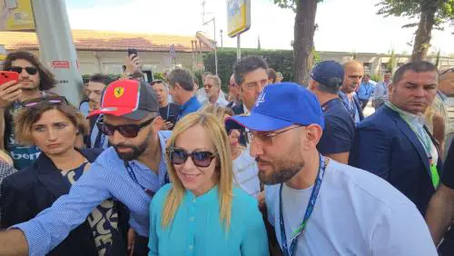 “Dobbiamo correre di più per far correre la nazione”. Meloni da Monza suona la carica al Paese