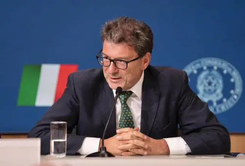Manovra, Giorgetti punta il dito sulla Bce: "Con aumento tassi 15 miliardi in meno"