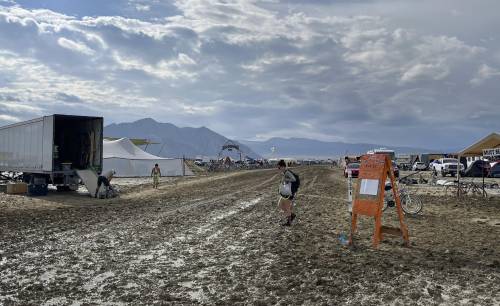 Nevada, incubo di fango: 70mila "prigionieri" del festival nel deserto