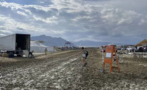 Nevada, incubo di fango: 70mila "prigionieri" del festival nel deserto
