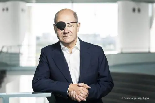 Scholz cade mentre fa jogging e si ferisce al volto: "Aspetto i meme"