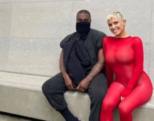 Il volto coperto, il cuscino sul seno: i look choc di Kanye West e sua moglie in giro per l'Italia
