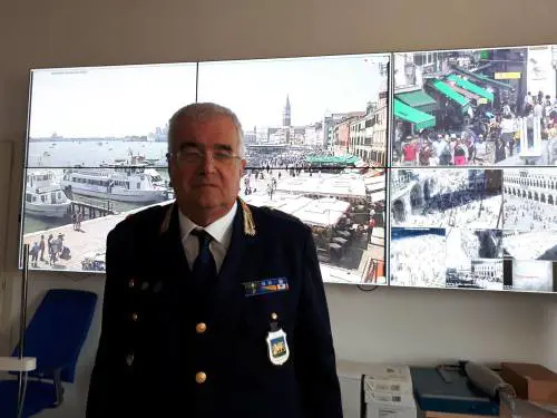 "Mi hanno palpato il sedere": la denuncia del capo della polizia. Cosa è successo alla festa di Armani