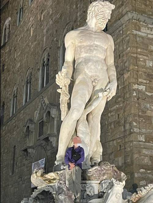 Turista tedesco si arrampica sulla Fontana di Nettuno di Firenze: danni per 5mila euro