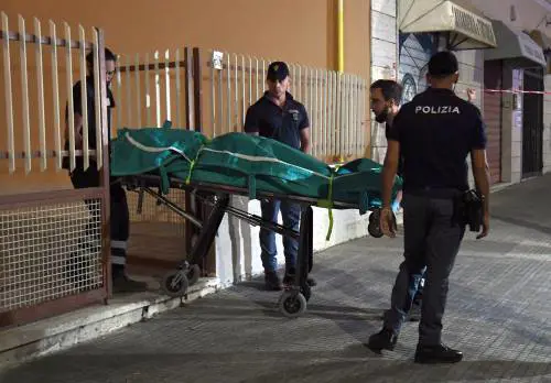 "Abbiamo sentito urlare": l'orrore sulla donna uccisa a coltellate a Roma