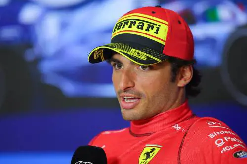Gli anticasta di sinistra ce l'hanno con Sainz. "È andato a cercarsela"