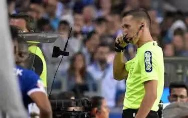 Il Var non va. La decisione dell'arbitro al telefonino