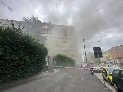 "Non troviamo le fiamme". Paura a Milano: nube di fumo in una discoteca