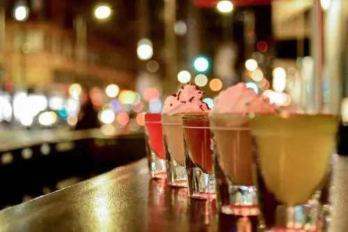 Alcol gratis ai giovani clienti, è polemica per un locale di Napoli