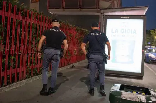 Poliziotti senza mezzi: "Pattugliamo in tram"