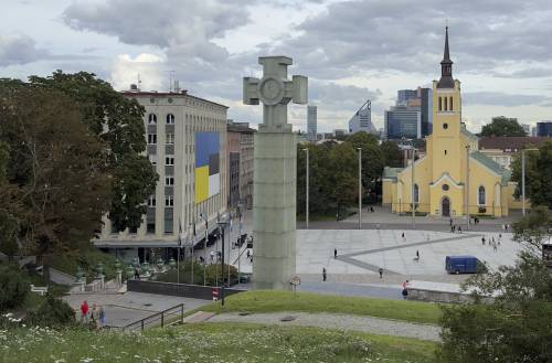 Bandiera ucraina in Piazza della Libertà a Tallinn, Estonia (Foto: Alberto Bellotto)