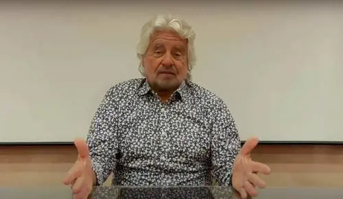 Ora Grillo parla cinese: sui social il nuovo "inchino" al Dragone