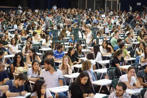 "Il test va annullato": così il quiz per entrare a medicina si è trasformato in una farsa