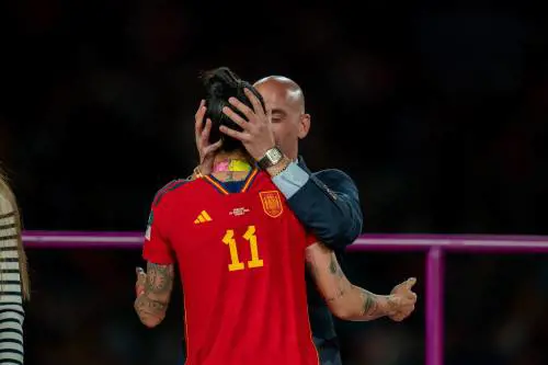 Spagna, la calciatrice Hermoso denuncia Rubiales per il bacio rubato